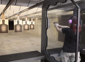 Strzelanie z instruktorem – jak wyglądają pierwsze wizyty na strzelnicy?