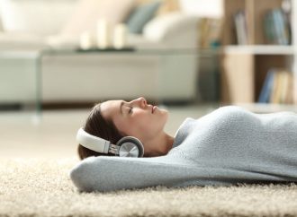 Czy używanie słuchawek wpływa na zmysł słuchu?