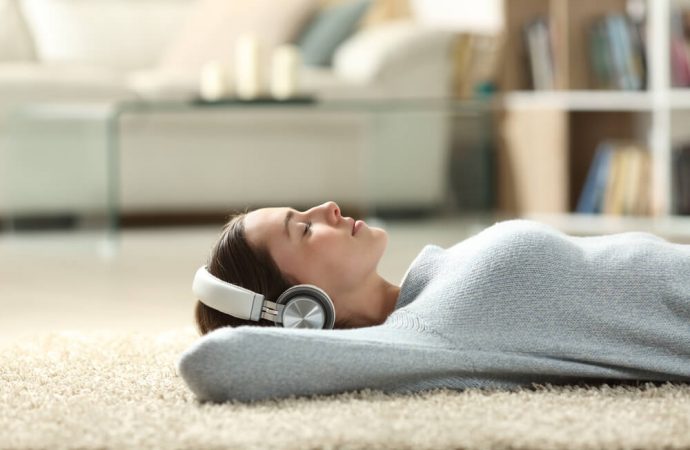 Czy używanie słuchawek wpływa na zmysł słuchu?