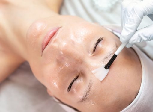 Peeling kwasowy – dlaczego warto mieć go w ofercie swojego gabinetu kosmetycznego? Jakie preparaty wybierać?